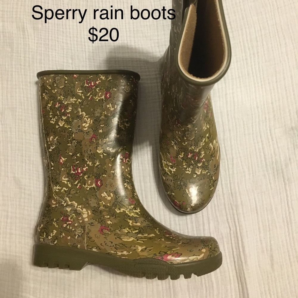 Sperry rain boots : size 6